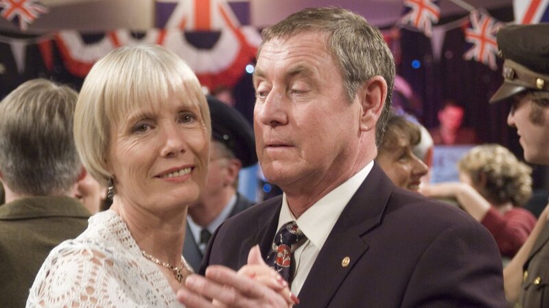 Joyce (Jane Wymark) ist glücklich, wieder einmal mit ihrem Tom (John Nettles) zu tanzen, auch wenn der den Ball nur eines Falles wegen besucht. – Bild: ZDF