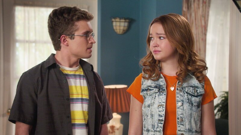 Adam Goldberg (Sean Giambrone, l.); Brea Bee (Sadie Stanley, r.) – Bild: Sony Pictures Entertainment