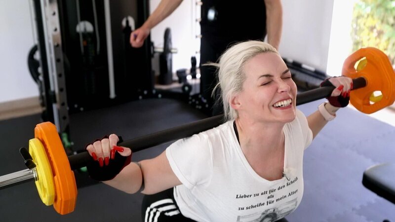 Daniela Katzenberger hat sich ein knallhartes Fitnessprogramm verordnet – Bild: RTL