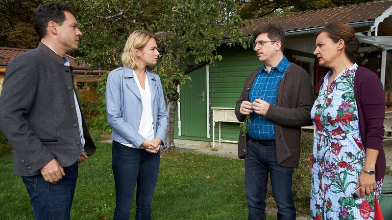 Die Kommissare Aubinger (Thomas Birnstiel, l.) und Winter (Vanessa Eckart, 2.v.l.) befragen das Hausmeisterehepaar Hartmut (Georg Veitl, 2.v.r.) und Annegret Nerlinger (Eva Wittenzellner, r.), die den Toten in der Eishalle gefunden haben. – Bild: ZDF