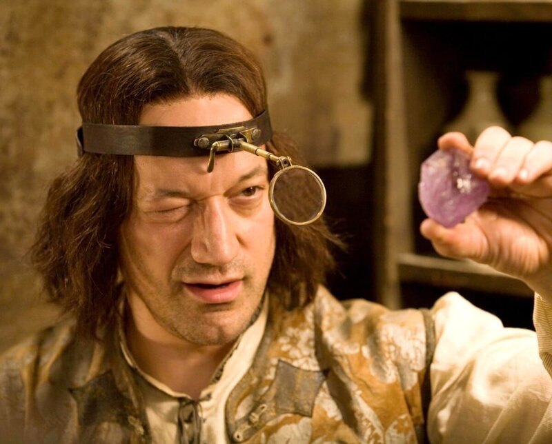Sebastian (Ted Raimi) und Thaddicus verkaufen den Banelings ein Heilmittel. Als die Nachfrage steigt, verdünnen sie das Elixir mit Wasser und haben schon bald ihre ersten unzufriedenen Kunden. – Bild: port.hu