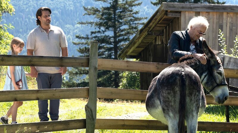 Nikos (Adam Bousdoukos, Mitte) und seine Tochter Marie (Panka Simon, li.) beobachten Hartmut „Bonanza“ Zeller (Günther Maria Halmer, re.). – Bild: ARD Degeto/Kerstin Stelter Nikos (Adam Bousdoukos, Mitte) und seine Tochter Marie (Panka Simon, li.) beobachten Hartmut „Bonanza“ Zeller (Günther Maria Halmer, re.). – Bild: ARD Degeto/Kerstin Stelter