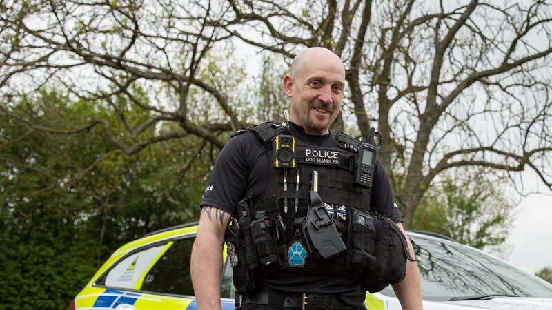 Polizeihundeführer PC Scott James – Bild: Warner Bros. Discovery