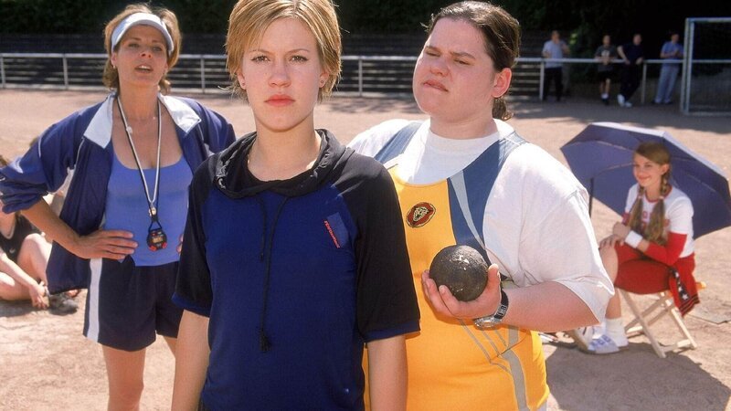 Alex (Wolke Hegenbarth, M.) soll ausgerechnet gegen die beste Kugelstoßerin Britta (Nadine Wrietz) antreten. Frau Ehlers (Susanne Czepl, l.) ist gespannt, wie sie sich schlägt. – Bild: MG RTL D