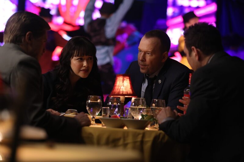 Neben der Arbeit muss auch Zeit fürs Vergnügen sein. Doch so richtig lässt der aktuelle Fall Danny Reagan (Donnie Wahlberg, r.) und Maria Baez (Marisa Ramirez, l.) nicht los … – Bild: 2017 CBS Broadcasting, Inc. All Rights Reserved Lizenzbild frei