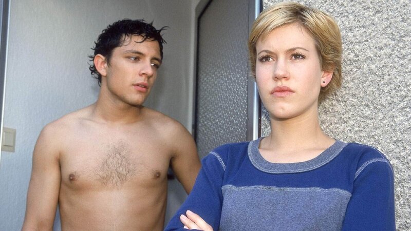 Daniel (Toni Snetberger) versucht Alex (Wolke Hegenbarth) klarzumachen, dass sie sich nicht in sein Leben einzumischen hat … – Bild: RTL