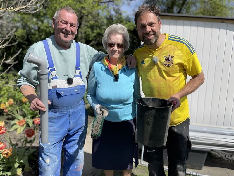 Ralle, Frau Schulz und Claus. – Bild: RTL /​ Tokee bros.