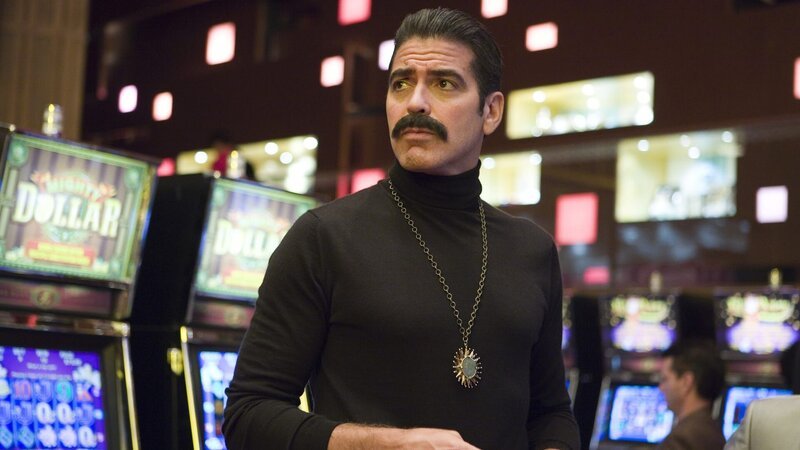 Danny Ocean (George Clooney) erarbeitet einen Racheplan – Bild: Ocean’s Thirteen Danny Ocean (George Clooney) erarbeitet einen Racheplan – Bild: Ocean’s Thirteen