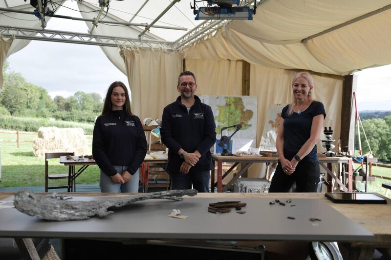 Alice Roberts (r.) mit Jonny (m.) und Grace (l.) – Bild: THE HISTORY CHANNEL /​ Rare TV