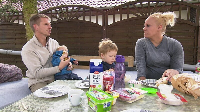 Annika und Kevin haben im beschaulichen Bad Belzig ihr Sommertraumhaus gefunden. Bevor sie einziehen können, wartet jedoch noch eine Menge Arbeit auf die kleine Familie. v.l.: Kevin, Baby, Christiane, Annika – Bild: RTL II