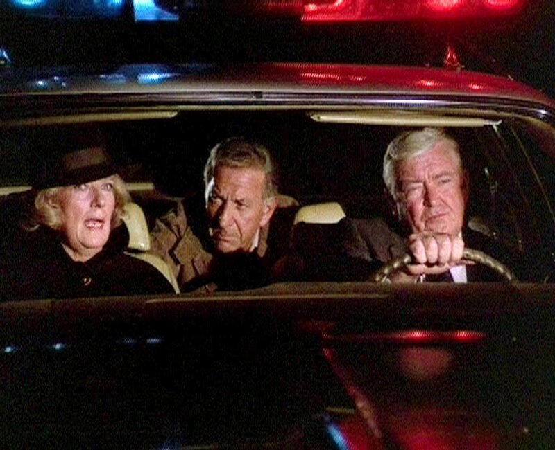 Hellseherin Edith Jordan (Kim Stanley) hilft Quincy (Jack Klugman, M.) und Lt. Monahan (Garry Walberg) bei deren Ermittlungen. – Bild: RTLup