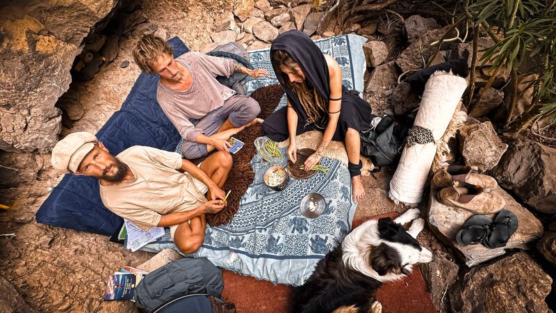 Lebt seit sieben Jahren in Höhlen auf La Gomera: Hippie Boris (li.). – Bild: Kobalt