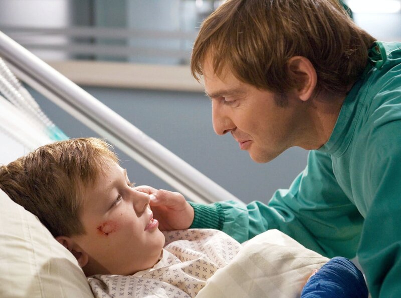 Er erzählt seinem Vater Norbert, dass er sich mit ihrer Nachbarin Carola Grund angefreundet hat. Sein Vater ist nicht begeistert. – Bild: MDR/​Krajewsky