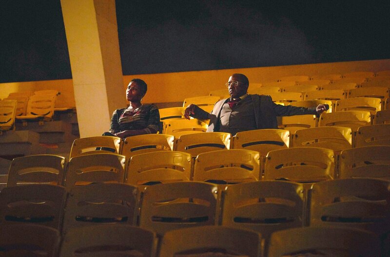 Selbst die Präsidentin (Abena Ayivor, li.) und ihr Berater (Lucian Msamati, re.) haben erschütternde Geheimnisse voreinander. – Bild: Des Willie