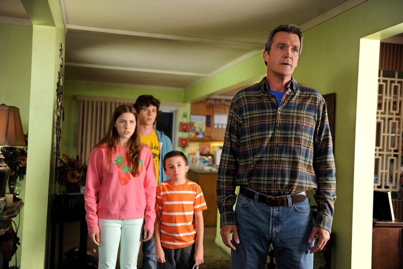 Mike (Neil Flynn, r.), Axl (Charlie McDermott, 2.v.l), Sue (Eden Sher, l.) und Brick (Atticus Shaffer, 2.v.r.) sind irritiert, dass Frankie ein paar Tage bei ihrer Mutter verbringen will. Was haben sie falsch gemacht? – Bild: Warner Brothers Lizenzbild frei
