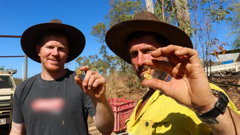 L-R: Rhien und Mat. – Bild: Warner Bros. Discovery