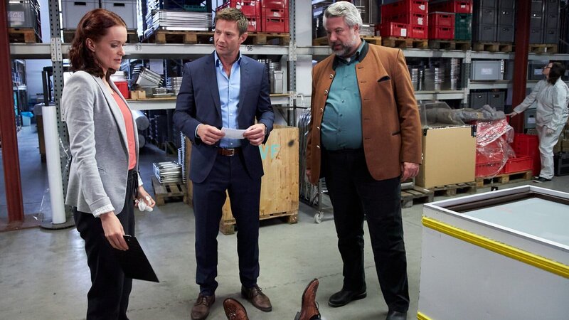 Pathologin Sandra Mai (Sina Wilke, l.) berichtet den Kommissaren Hansen (Igor Jefti?, M.) und Stadler (Dieter Fischer, r.) von ihren ersten Untersuchungsergebnissen. – Bild: ZDF