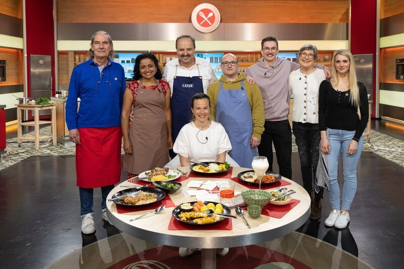 Von links: Kandidaten Markus Allemann, Anu Jauhan, Moderator Johann Lafer, Jurorin Milena Broger, Kandidaten Sebastian Paßmann, Paul Dellert, Amelie Kamp und Maria Zinnbauer – Bild: ZDF