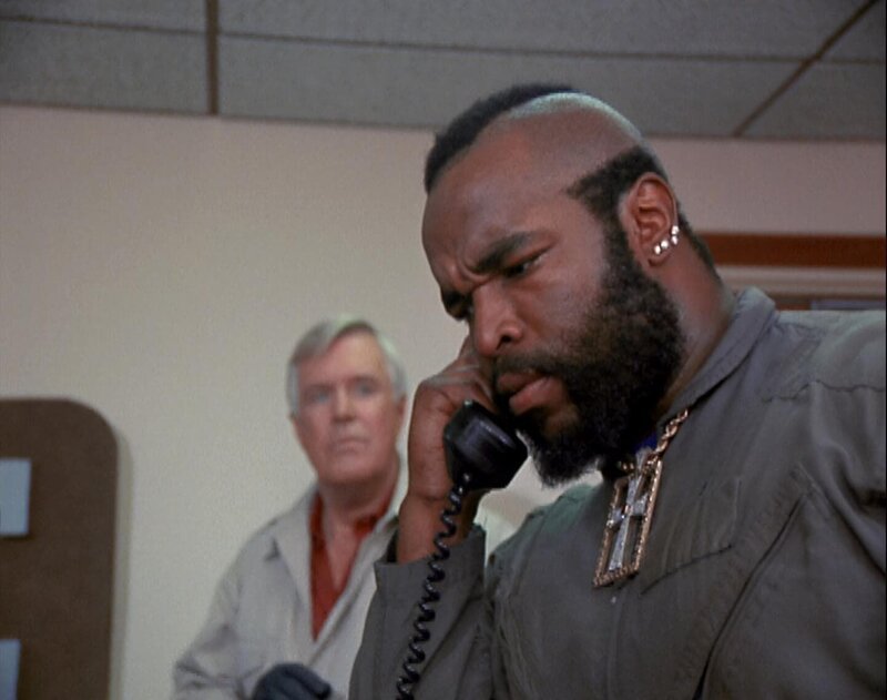 Hannibal (George Peppard) und B.A. (Laurence Tureaud) machen sich auf die Suche nach ihrem Kollegen. – Bild: Stephen J. Cannell Productions