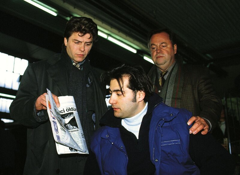 Kriminalhauptkommissar Stefan Kehler (Wolfgang Bathke, re.) und sein Kollege Peter Wolniak (Uwe Fellensiek, li.) vernehmen Ümit (Kurtulus Alsan), den sie für den Mörder der jungen Türkin halten. – Bild: RTL