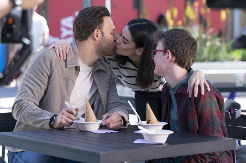 (v.l.n.r.) Eddie Diaz (Ryan Guzman); Marisol (Edy Ganem); Christopher Diaz (Gavin McHugh) – Bild: 20th Television