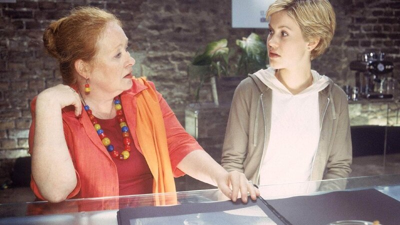 Alex (Wolke Hegenbarth, re.) ist beeindruckt von der Fotografin Anna Stern (Ulrike Bliefert), die eine ähnliche Leidenschaft für Abfallmotive wie Alex hegt. – Bild: RTL