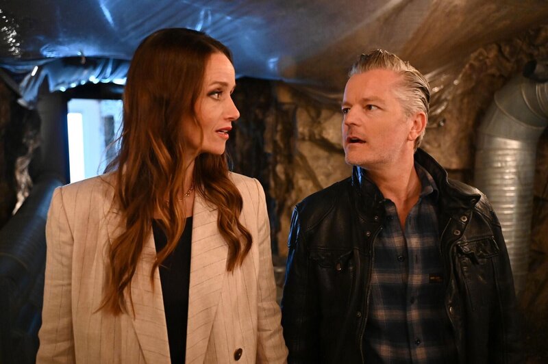 Jenny (Kaja Schmidt-Tychsen) und Ingo (André Dietz) sind von der Überraschung überwältigt. – Bild: RTL /​ Julia Feldhagen