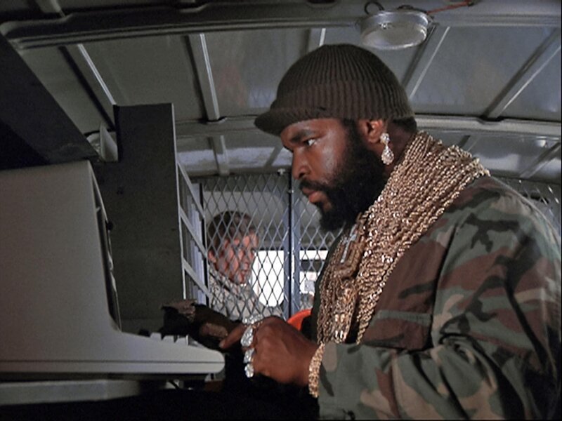 B.A. (Mr. T) überprüft die Daten der beiden Frauen … – Bild: RTL II