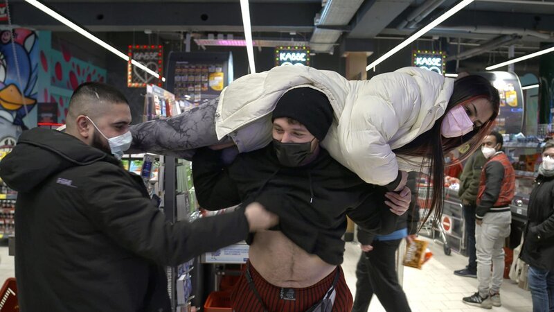 Starke Männer im Kult-Discounter. – Bild: SPIEGEL TV GmbH