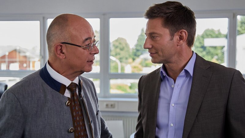 Nach der Befragung eines Verdächtigen beraten Polizeidirektor Achtziger (Alexander Duda, l.) und Kommissar Hansen (Igor Jefti?, r.) über das weitere Vorgehen. – Bild: ZDF