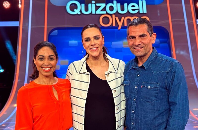 Moderatorin Esther Sedlaczek (M.) mit den Kandidaten des Teams „Heute“: Jana Pareigis (l.) und Mitri Sirin (r.) – Bild: ARD/​ITV Studios