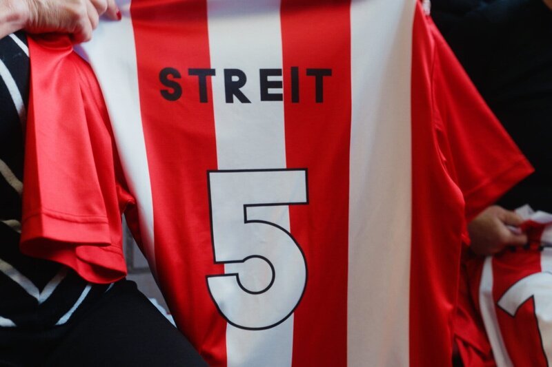 Trainingsshirt von Trudi Streit, der Mitgründerin des Damenfussballclubs Zürich und Mitspielerin der ersten Frauen-Nati. – Bild: SRF