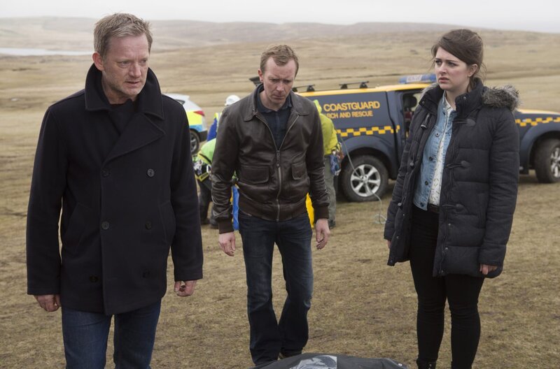 Jimmy Perez (Douglas Henshall, li.), Tosh (Alison O’Donnell) und Polizist Sandy (Steven Robertson) müssen einen weiteren Mord aufklären. – Bild: ARD Degeto/​ITV Studios