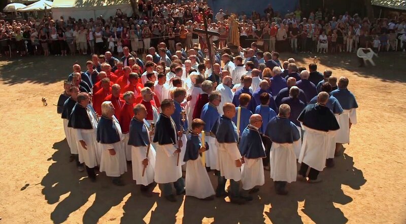 Prozession zu Ehren der Heiligen Jungfrau in Casamaccioli während des größten Volksfestes der Insel (La Santa di u Niolu) – Bild: What’s Up Films