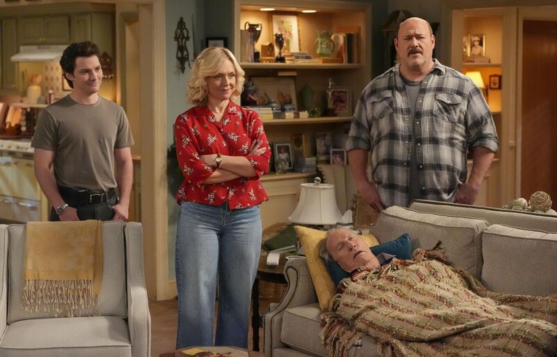 (v.l.n.r.) Georgie Cooper (Montana Jordan); Audrey McAllister (Rachel Bay Jones); Dale (Craig T. Nelson); Jim McAllister (Will Sasso) – Bild: CBS Broadcasting, Inc. /​ Robert Voets