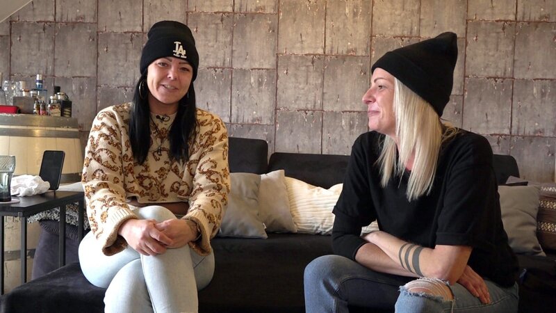 Die Halbschwestern Taddel (li.) und Nana haben eine enge Bindung zueinander, obwohl sie nicht zusammen aufgewachsen sind. – Bild: RTLZWEI