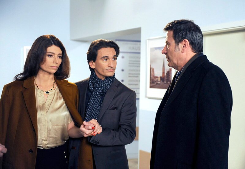 ARD ROTE ROSEN FOLGE 1469, am Dienstag um 14:10 Uhr im ERSTEN. Lorenzo (Coco Wallraff, M.) inszeniert eine Begegnung Gunters (Hermann Toelcke, r.) mit der kranken Benita (Barbara Ricci, l.), was Gunter ungewollt erschüttert. – Bild: ARD/​Nicole Manthey