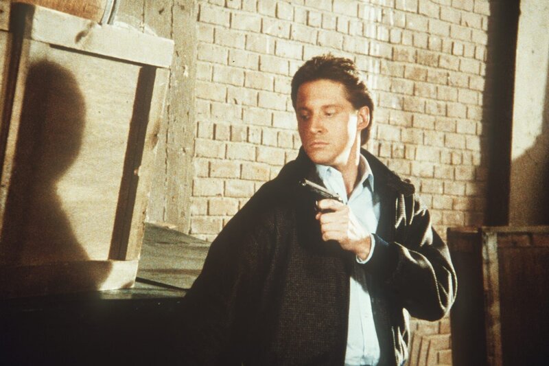 Lee (Bruce Boxleitner) nähert sich dem Restaurant „Moskovy“, einem geheimen Unterschlupf des KGB. Was bekommt er dort zu hören? – Bild: Viacom