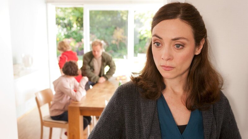 Nina Fischer (Julia Richter) ist verunsichert. Ist ihre Trennung von Peter, dem Vater ihrer Kinder, richtig? – Bild: ZDF Nina Fischer (Julia Richter) ist verunsichert. Ist ihre Trennung von Peter, dem Vater ihrer Kinder, richtig? – Bild: ZDF