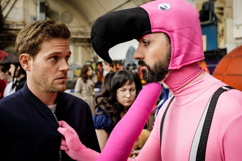 Dominik Morgenstern (Joscha Kiefer, l.) im Gespräch mit dem Flamingo-Mann (Patrick Finger, r.). – Bild: ZDF
