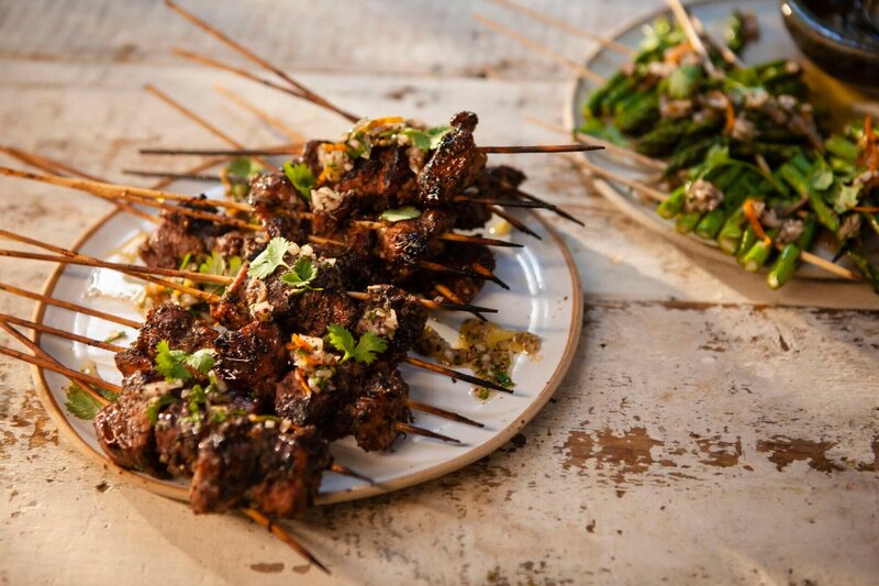 Spargel- und Schweinefleischspieße – Bild: RTL /​ Appetite Media TV