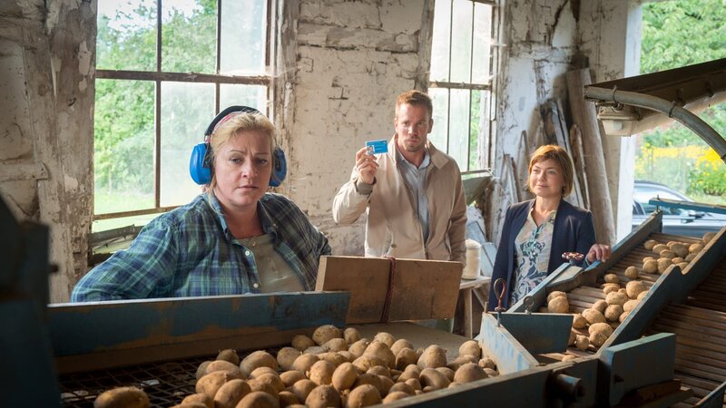 Am Abend ist Almut Gödecke (Petra Kleinert, l.) ohne ihren Mann ins Bett gegangen. Obwohl er am Morgen noch immer nicht nach Hause gekommen ist, hat sie ihn nicht vermisst gemeldet. Hat Almut Gödecke etwas zu verbergen? Die Kommissare Lars Pöhlmann (Dominic Boeer, M.) und Katrin Börensen (Claudia Schmutzler, r.) statten ihr einen Besuch ab. – Bild: ZDF und ZDF/​Meyerbroeker