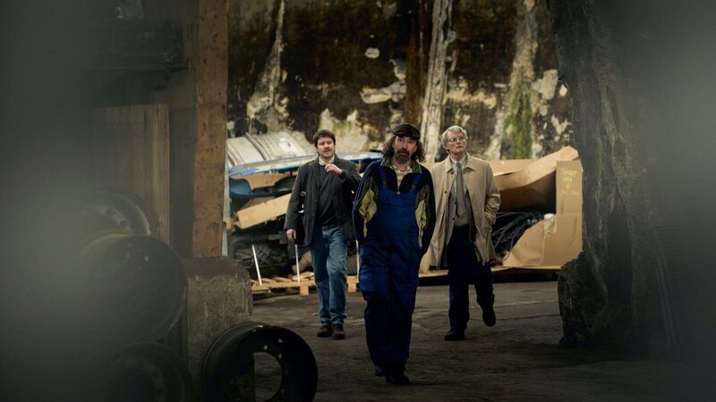 The Crash Folge 2 Recherche auf dem Schrottplatz: Yorick van Wageningen als Pierre Heijboer, Thomas Höppener als Vincent Dekker Copyright: SRF/​2022 Big Blue Production/​Studiocanal GmbH – Bild: SRF/​2022 Big Blue Production/​Studiocanal GmbH