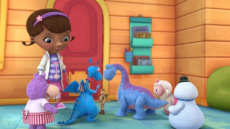 „Disneys Doc McStuffins, Spielzeugärztin“, „Das Pfadfinder-Wochenende /​ Springfuchs wagt den Sprung.“ Das Pfadfinder-WochenendeDonny will ein Spielzeug mit zum Pfadfinder-Wochenende nehmen. Teddy B weiß zu berichten, wie furchtbar es ihm dort im Jahr zuvor erging. Nur Armee-Al fühlt sich widerstandsfähig genug, das Wochenende unter wilden Jungs durchzustehen.Springfuchs wagt den SprungDer Springfuchs möchte gern Freunde finden. Die Spielzeuge veranstalten einen Wettbewerb und Springfuchs lässt sich vom König überreden, einen viel zu tiefen Sprung zu wagen. Er verletzt sich und der König hat ein schlechtes Gewissen. – Bild: port.hu