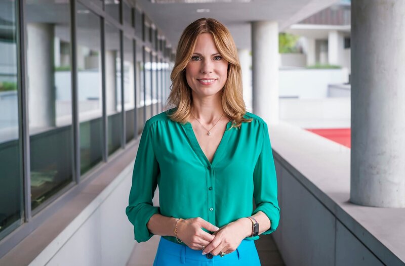 Was ist los in Europa? Moderatorin Hendrike Brenninkmeyer präsentiert einen spannenden Blick auf unseren Kontinent in Reportagen, Dokumentationen und Hintergrundberichten. – Bild: Markus Palmer