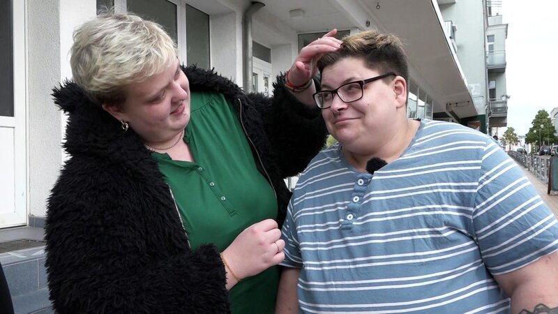 Noah (li.) gefällt Jacks neuer Look – Bild: RTLZWEI
