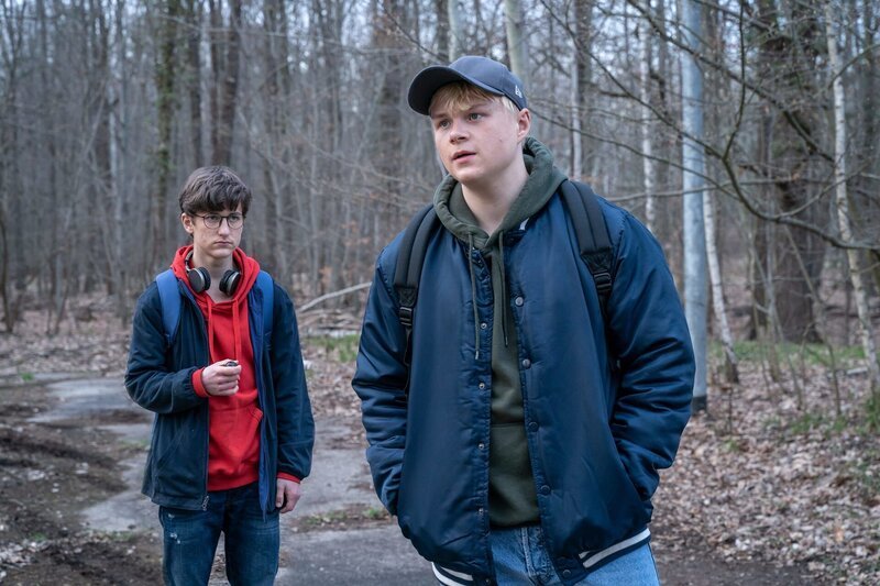 Lukas Neumann (Anton Petzold, r.) will Mario Höfer (Juri Winkler, l.) etwas Cooles zeigen. – Bild: ZDF