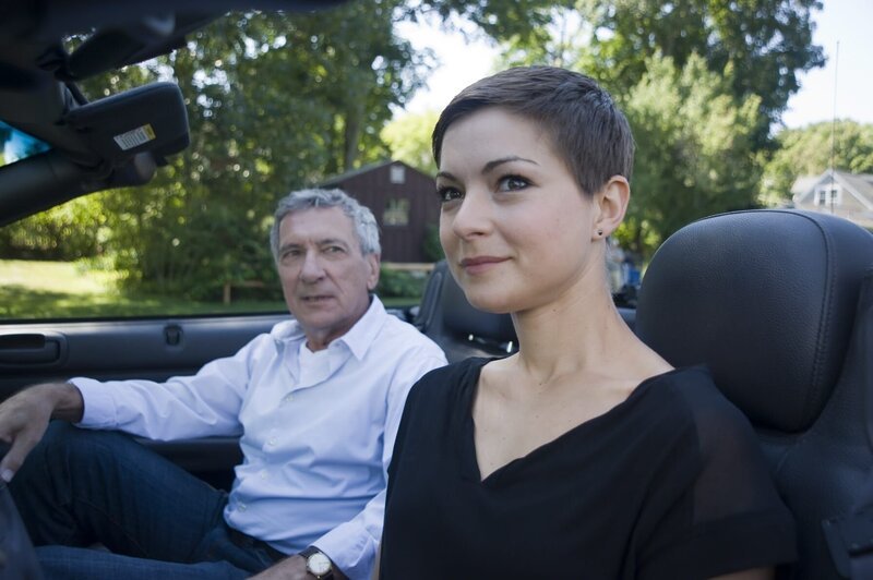 Die New Yorker Laborärztin Natalie Wayne (Henriette Richter-Röhl) überdenkt durch das unverhoffte Wiedersehen mit  ihrem Vater Dr. Daniel Wayne (Rudolf Kowalski), für den sie nach seinem Unfall in Marblehead die Sprechstunde übernimmt, ihre berufliche Zukunft nochmal ganz neu. in Verbindung mit der Sendung bei Nennung ZDF/​Richard Hutchings – Bild: ZDF/​Richard Hutchings