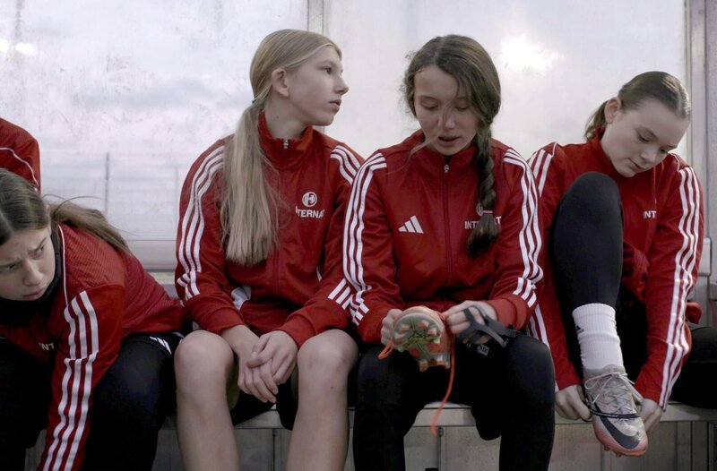 Die Zukunft des Frauenfußballs ist talentiert, ehrgeizig, leidenschaftlich: Die Doku begleitet eine Nationalspielerin, eine Bundesligistin und zwei Nachwuchstalente, die es ins DFB-Fußballinternat Kamen-Kaiserau geschafft haben. – Bild: SWR/​Graef Screen Productions
