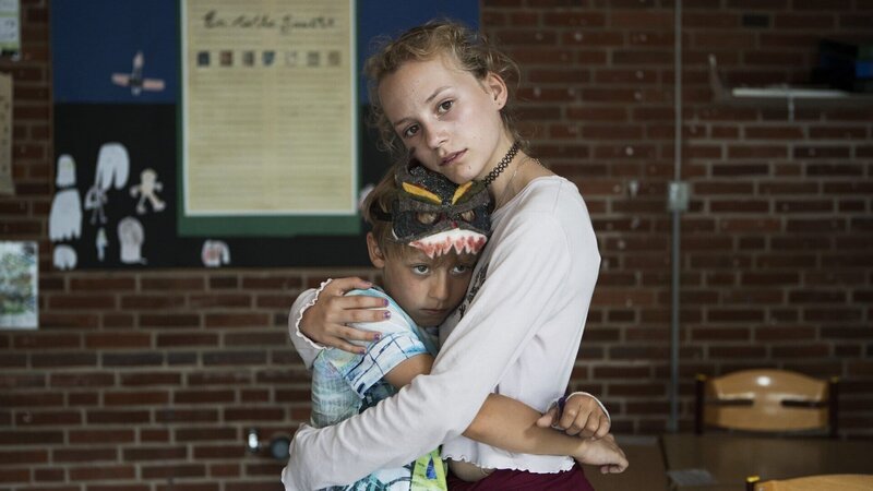 Auf einer neuen Schule: v.li. Noah Storm Otto als Theo, Flora Ofelia Hofmann Lindahl als Holly – Bild: SRF/​DR/​Arte/​Michella Bredahl
